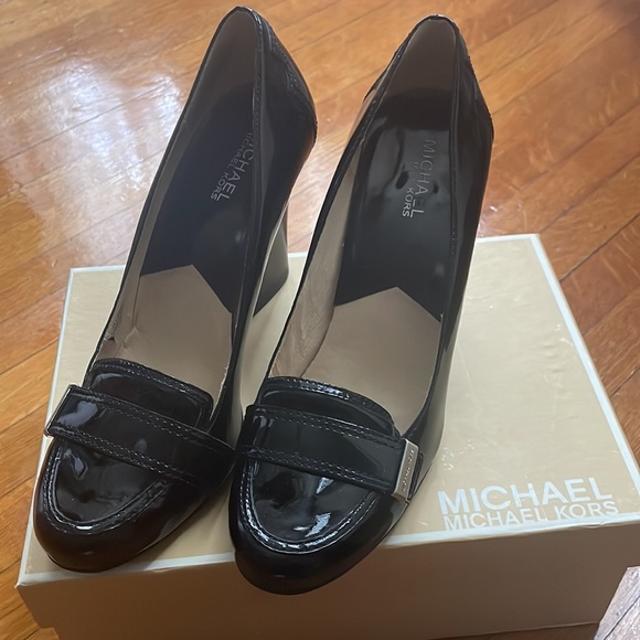 EUC Michael Kors Lattington Pump (black patent finish) - original box - Picture 4 of 12